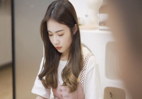 Cha dượng âu yếm cô con gái tròn 18