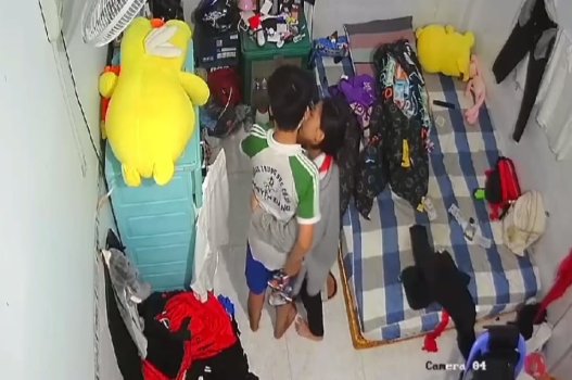 Cố gắng giữ chân chàng trai bằng âu yếm