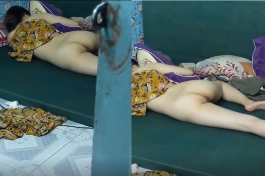 Lén vào phòng riêng để soạt mó