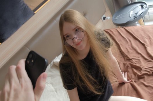 Tìm thấy em gái xinh đẹp quay phim người lớn với anh trai địt em